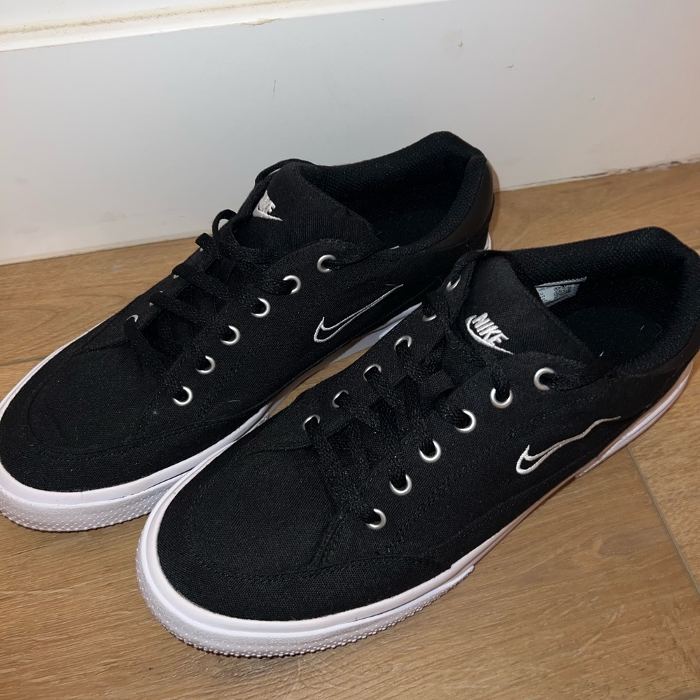 Black Nike lows